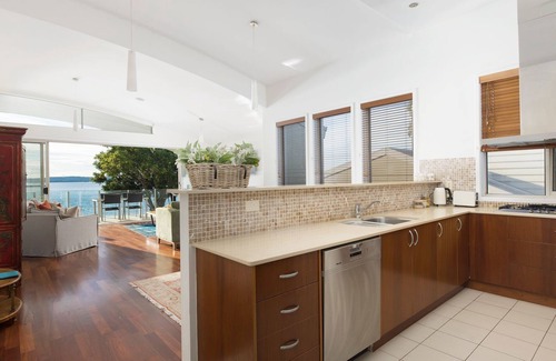 Corlette House | Breath Taking Waterfront