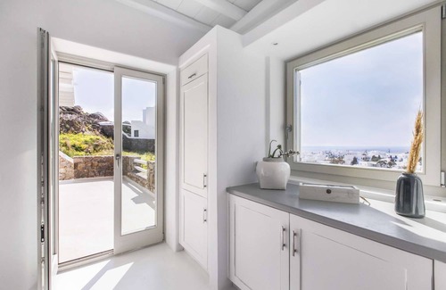 Platis Gialos Villa | Breathtaking 6 Bed in Platis Gialos