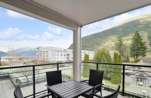 Harrison Hot Springs Apartment | Breathtaking Bliss 2BR Suite Overlooking view