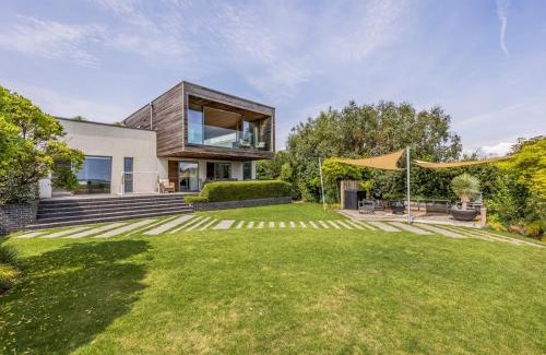 South Hayling House | Breathtaking Home with Parking Pass the Keys