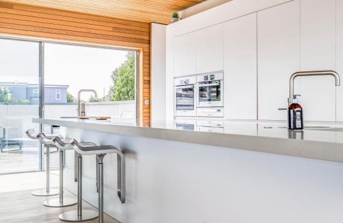 South Hayling House | Breathtaking Home with Parking Pass the Keys