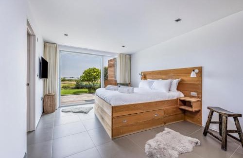South Hayling House | Breathtaking Home with Parking Pass the Keys