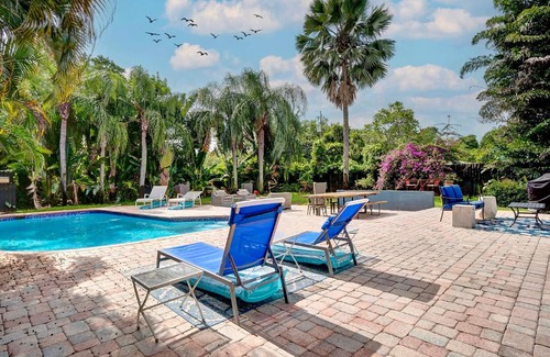 South Middle River House | Breathtaking House and Backyard Near Wilton Manors