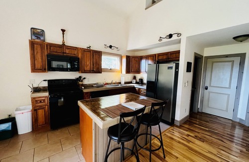Asheville Cottage | Breathtaking Mountain View, Close to Everything yet tucked away in the woods.