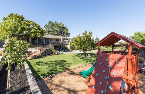 Lafayette Villa | BREATHTAKING VIEWS Executive Lafayette Family Home