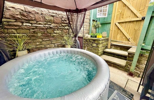 Crickhowell Cottage | *Brecon Beacons,Log Burner, hot tub Dogs Welcome*