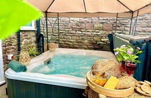 Crickhowell House | *Brecon Beacons,Log Burner, hot tub Dogs Welcome*