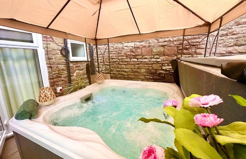 Crickhowell House | *Brecon Beacons,Log Burner, hot tub Dogs Welcome*