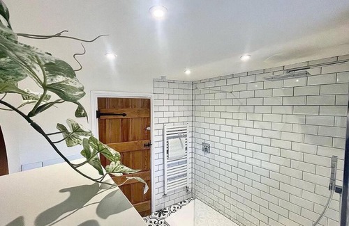 Crickhowell House | *Brecon Beacons,Log Burner, hot tub Dogs Welcome*