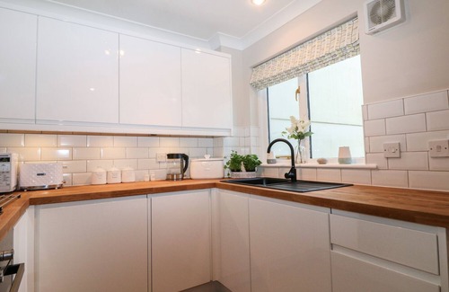 Falmouth House | BREEZE COTTAGE, pet friendly, with a garden in Falmouth