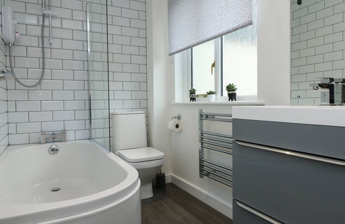 Falmouth House | BREEZE COTTAGE, pet friendly, with a garden in Falmouth