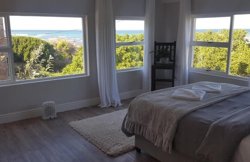 L'Agulhas House | Breeze in