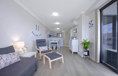 Southport Apartment | Breezy Beachside - Enjoy Outdoor Fun and Relaxation