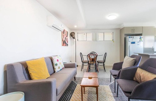Gaythorne Apartment | Breezy Gaythorne near Enoggera Dam and Popular Hikes