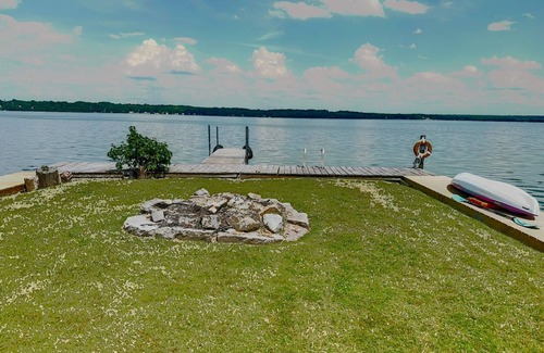 Seneca Falls House | Breezy Lake Front Living/One of a kind backyard/Fire pit/Kayaks/Nature/Wineries