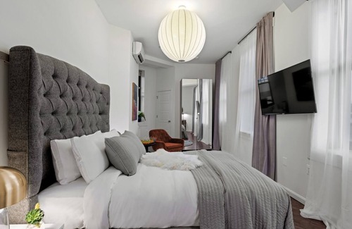 Downtown Baltimore Hotel | Brexton Hotel | Bright & Beautiful Studio