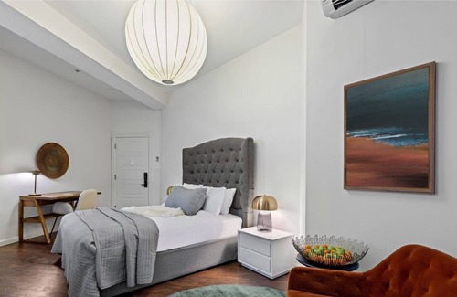 Downtown Baltimore Hotel | Brexton Hotel | Bright & Beautiful Studio