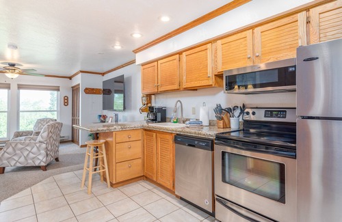 Brian Head Condo | Brian Head Ski Condo, 2 Bed, 2 Bath, Pool, Jacuzzi, Main Building, Elevator