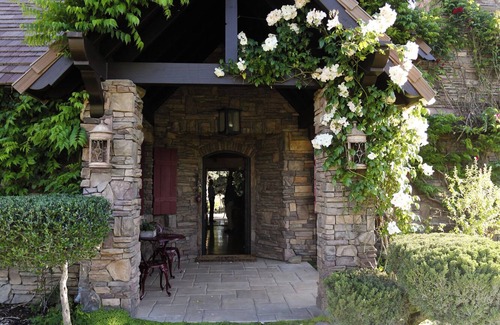 Templeton House | Briarwood Cottage is a four-bedroom, idyllic getaway on the ONX Estate Vineyard!