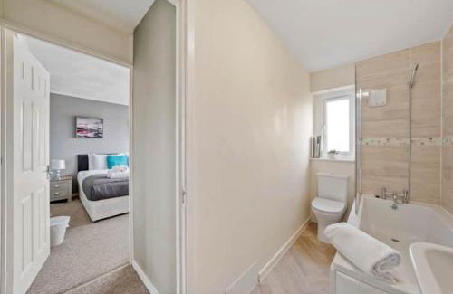 Maidstone House | BridgeCity 4 bedroom house with parking in Maidstone Town