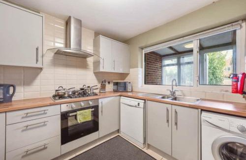 Maidstone House | BridgeCity 4 bedroom house with parking in Maidstone Town