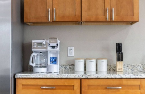 Grant Hill Apartment | Briggs|HEATED Pool/Spa|Downtown|Freeways|Beaches