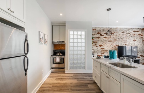 Central Hamilton Apartment | Bright 1 Bedroom Condo Heart of James Street North