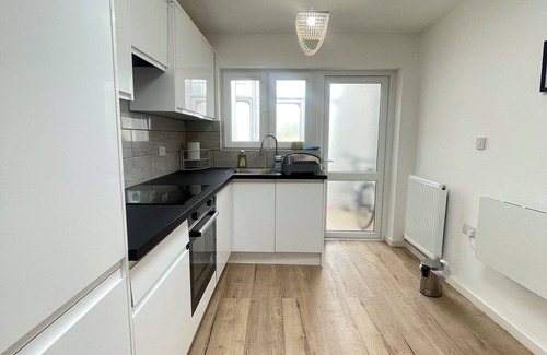 South Norwood Apartment | Bright 1 bedroom guest house retreat with free parking