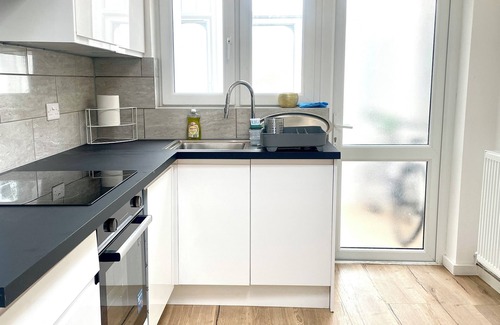 South Norwood Apartment | Bright 1 bedroom guest house retreat with free parking