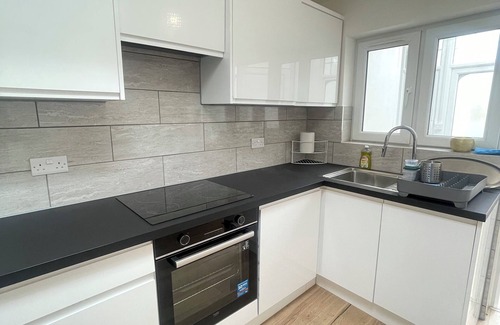 South Norwood Apartment | Bright 1 bedroom guest house retreat with free parking
