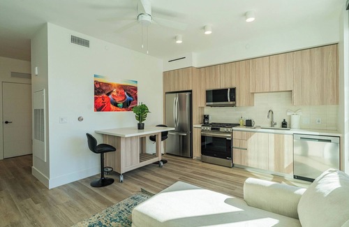 Roosevelt Apartment | Bright 1BR Haven - Pool & Gym Access + Rooftop