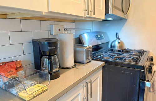 Hyde Park Apartment | Bright 1BR Unit in a Prime Spot