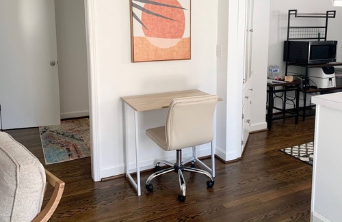 Burlington House | Bright 2 bd House, 1.5 mi to Elon University & Shops, Quiet Neighborhood!