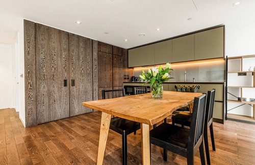 Queenstown Apartment | Bright 2 BDR Apt w/Balcony in luxury building