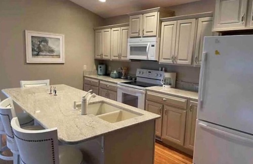 Scio House | Bright 2-bedroom lake view home