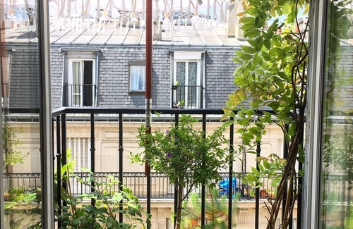 Quartier de la Plaine-de-Monceaux Apartment | BRIGHT 2 ROOM APARTMENT 4 minutes from PARC MONCEAU. Top floor.