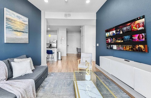 Deep Ellum Apartment | Bright 2BD Apartment in Deep Ellum w/Gym and Pool
