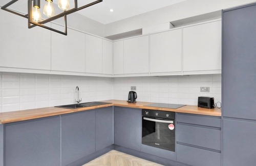 Lea Bridge House | Bright 2BR – Contractor + Family Friendly