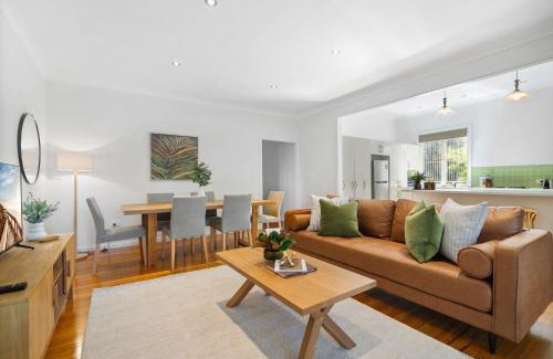 Ashgrove Apartment | Bright 3-Bed with Garden by Banks Street Reserve