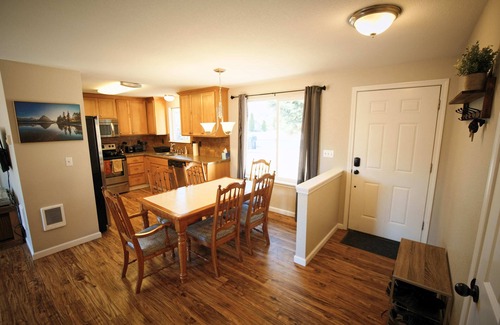 Redmond House | Bright 4-bedroom home near Airport & Bend