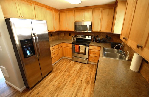 Redmond House | Bright 4-bedroom home near Airport & Bend