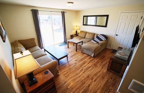 Redmond House | Bright 4-bedroom home near Airport & Bend
