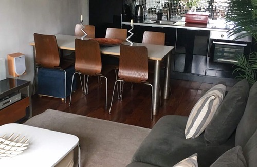 Tower Hill Apartment | Bright, Airy 2 bedroom Apartment Overlooking St Katharine Docks Marina