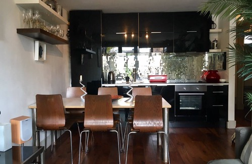 Tower Hill Apartment | Bright, Airy 2 bedroom Apartment Overlooking St Katharine Docks Marina