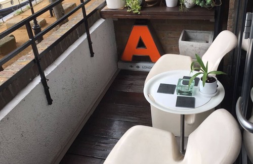 Tower Hill Apartment | Bright, Airy 2 bedroom Apartment Overlooking St Katharine Docks Marina