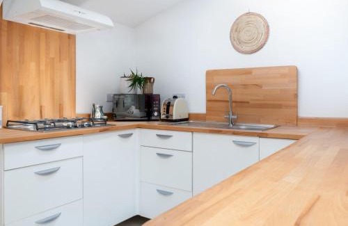 Stanton Saint John House | Bright & Airy Countryside Cabin Near Oxford, Perfect Getaway with Scenic Views