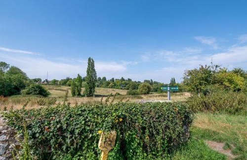 Stanton Saint John House | Bright & Airy Countryside Cabin Near Oxford, Perfect Getaway with Scenic Views