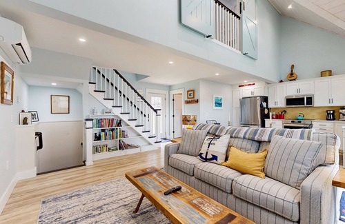 Valois House | Bright and beautiful lake view home w/deck, grill & games room