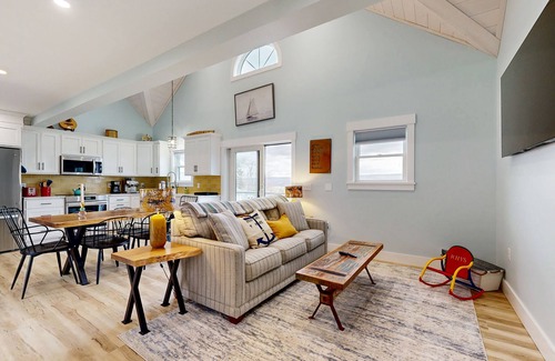 Valois House | Bright and beautiful lake view home w/deck, grill & games room