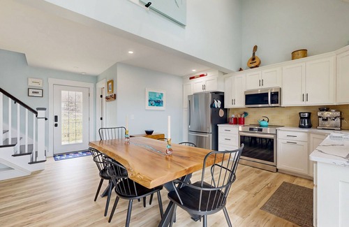 Valois House | Bright and beautiful lake view home w/deck, grill & games room